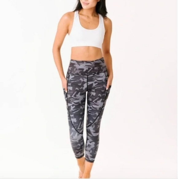 VYIA Active Camo Capri Leggings – Size 8-10 - Picture 2 of 11